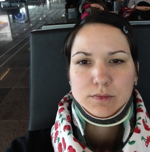Karina erschöpft am Flughafen