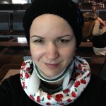 Eine junge Frau mit Beanie Mütze und Aspen Vista Halskrause