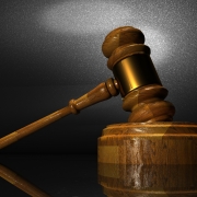 Ein Jury Hammer