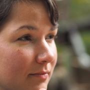 Close-up des Gesichts einer Frau mit kurzen, braunen Haaren