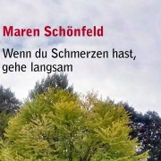 Buchcover das einen Park zeigt mit vielen grünen Bäumen unter denen zwei Bänke stehen. Text: Maren Schönfeld; Wenn du Schmerzen hast, gehe langsam.