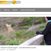 Screenshot: Leading Medicine Guide Blog - Tag der seltenen Erkrankungen - Eine Betroffene erzählt. Auf dem Bild zu sehen ist eine Frau mit schwarzer Beanie Mütze und schwarzer Jacke, die auch einer Brücke steht und in die Natur schaut