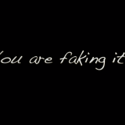 Weiße Schrift auf schwarzem Hintergrund: You are faking it.
