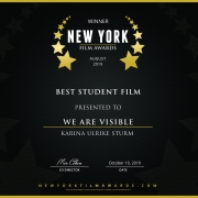 Siegerurkunde New York Film Awards. Weiße Schrift auf schwarzem Untergrund umrandet von goldenen Sternen. Text: Winner New York Film Awards, August 2019, Best Student Film, We Are Visible, Karina Ulrike Sturm.