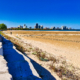 Montrose Beach in Chicago: Strand, Lake Michigan, Steintreppen und Hochhäuser im Hintergrund