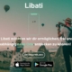 Zwei Menschen in der Natur, die Heißluftballons fotografieren. Text: Libati. Mit Libati möchten wir dir ermöglichen, frei und unabhängig neue Orte entdecken zu können!
