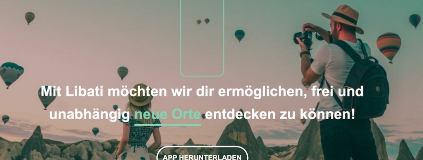 Zwei Menschen in der Natur, die Heißluftballons fotografieren. Text: Libati. Mit Libati möchten wir dir ermöglichen, frei und unabhängig neue Orte entdecken zu können!